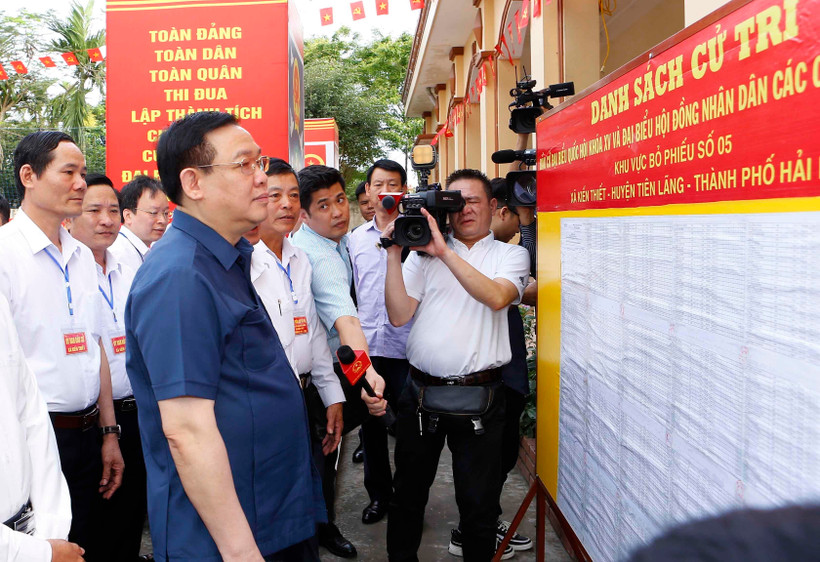 Chủ tịch Quốc hội Vương Đình Huệ kiểm tra công tác chuẩn bị bầu cử tại Hải Phòng. (Nguồn ảnh: TTXVN)
