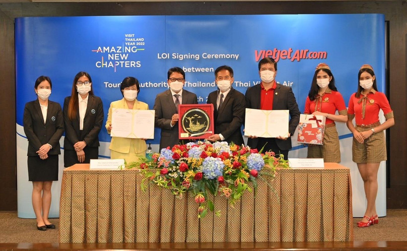 Đại diện lãnh đạo Vietjet Thái Lan và TAT cùng ký kết thoả thuận hợp tác chiến lược thúc đẩy phục hồi du lịch. (Ảnh: CTV/Vietnam+)
