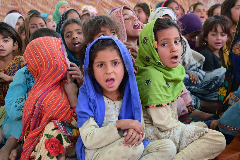 Người dân bị ảnh hưởng bởi lũ lụt sơ tán tới khu lều tạm ở ngoại ô Quetta, Pakistan, ngày 16/9/2022. (Ảnh: THX/TTXVN)