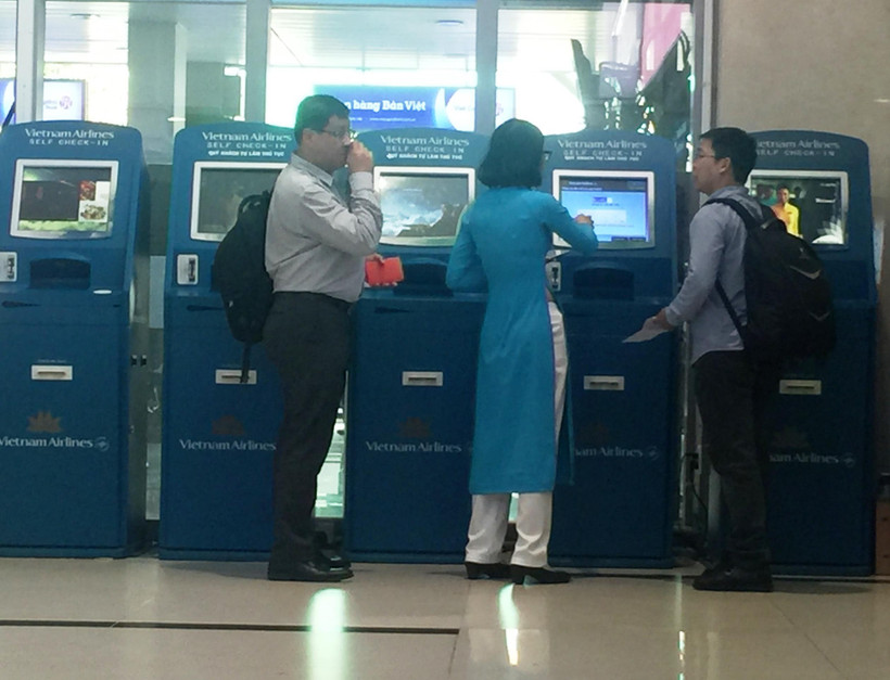 Hành khách làm dịch vụ thủ tục trực tuyến vé máy bay tại quầy Kios Vietnam Airlines ở một số sân bay. (Ảnh: Việt Hùng/Vietnam+)