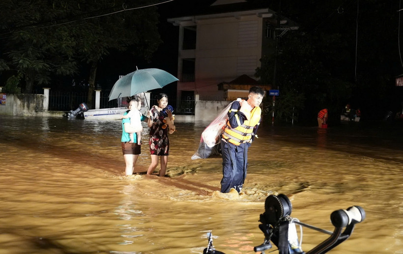 Lực lượng công an thành phố Yên Bái giúp người dân phường Hồng Hà di chuyển ra khỏi khu vực ngập úng trong đêm ngày 8/9. (Ảnh: TTXVN phát)