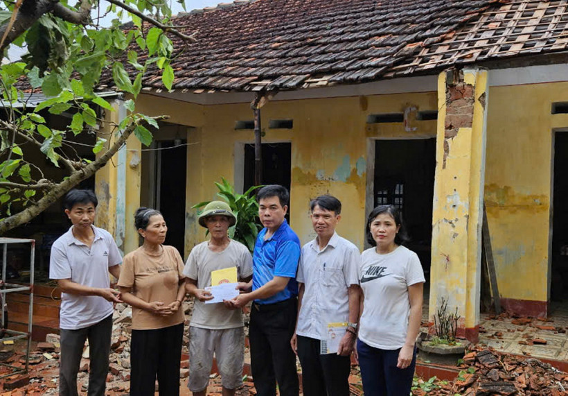 Ủy ban Mặt trận Tổ quốc Việt Nam huyện Thường Tín trao hỗ trợ khó khăn cho gia đình bị tốc mái nhà. (Ảnh: TTXVN phát)