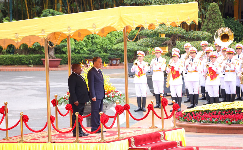Tổng Bí thư, Chủ tịch nước Tô Lâm và Tổng thống Mozambique Filipe Jacinto Nyusi trên bục danh dự, nghe quân nhạc cử Quốc thiều hai nước. (Ảnh: Lâm Khánh/ TTXVN)