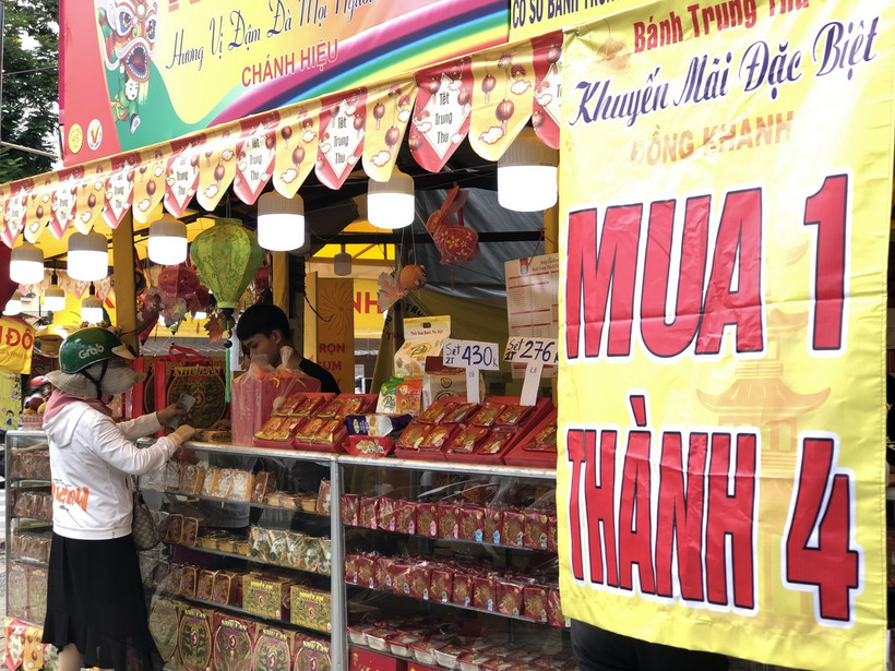 Thành phố Hồ Chí Minh: Sức mua yếu, bánh Trung thu giảm giá “mua 1 thành 4”
