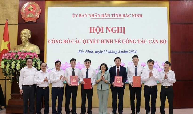 Chủ tịch Ủy ban Nhân dân tỉnh chúc mừng các đồng chí vừa được điều động, nhận nhiệm vụ mới. (Ảnh: Báo Nhân dân)