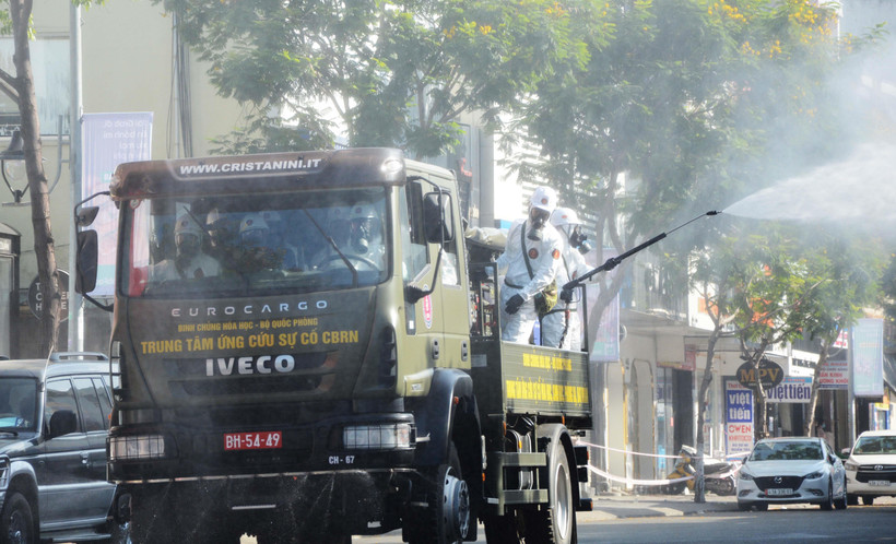 Đà Nẵng phun khử khuẩn tại các khu vực nóng có ca dương tính. (Ảnh: Văn Dũng/TTXVN)