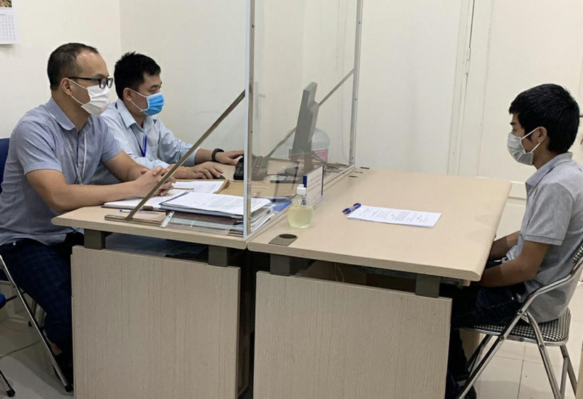 Thanh tra Sở Thông tin và Truyền thông Hà Nội làm việc với đại diện đơn vị hoạt động trang thông tin điện tử. (Ảnh: TTXVN phát)