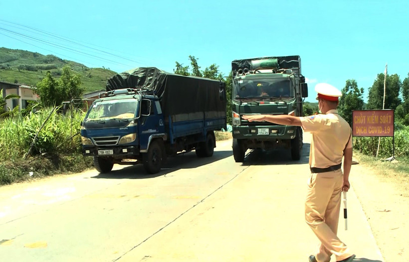 Chốt kiểm soát dịch COVID-19 trên Quốc lộ 19C ở huyện Vân Canh, Bình Định, kiểm soát người đến từ hướng tỉnh Phú Yên. (Ảnh: Nguyên Linh/TTXVN)