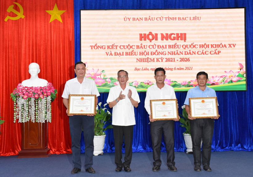 Ông Lữ Văn Hùng, Ủy viên Trung ương Đảng, Bí thư Tỉnh ủy, Trưởng Ban Chỉ đạo công tác bầu cử tỉnh Bạc Liêu tặng Bằng khen cho các tập thể có thành tích xuất sắc trong công tác bầu cử Đại biểu Quốc hội khóa XV và đại biểu HĐND các cấp nhiệm kỳ 2021-2026. (