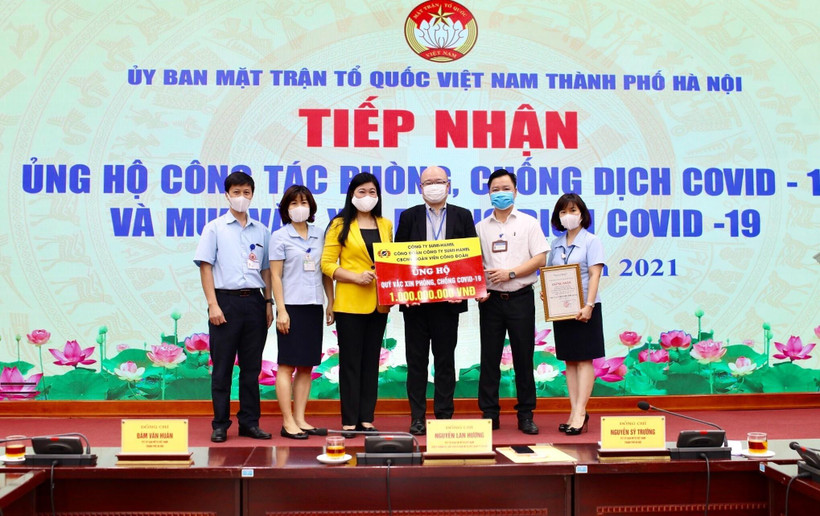 Công ty TNHH hệ thống dây Sumi-Hanel trao ủng hộ 1 tỷ đồng. (Ảnh: TTXVN phát)