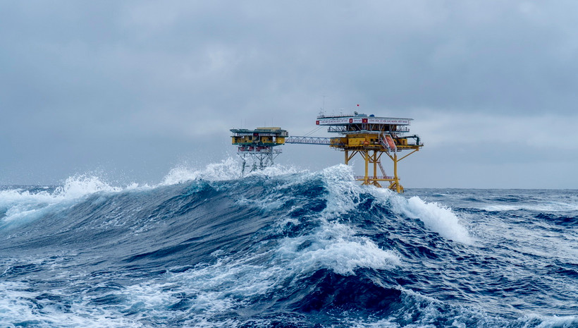 Nhà giàn DK-1/20 sừng sững trước sóng gió. (Ảnh: TTXVN phát)