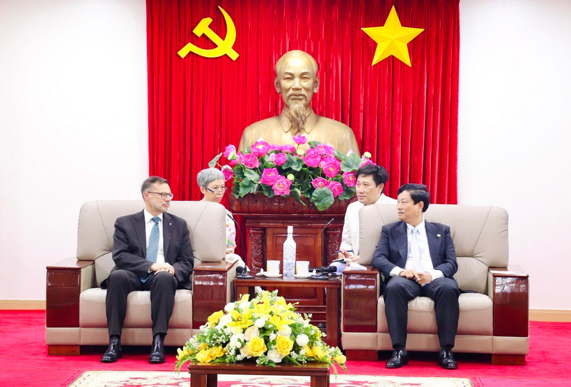 Chủ tịch UBND tỉnh Bình Dương Võ Văn Minh làm việc với Đại sứ Australia Andrew Goledzinowski. (Ảnh: Dương Chí Tưởng/TTXVN)