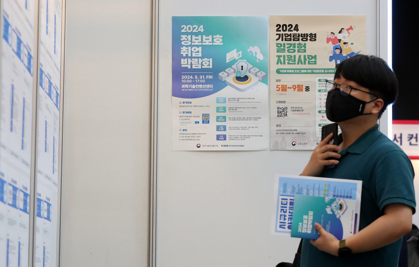 Một người đang tìm việc tại một hội chợ được tổ chức ở phía nam Seoul vào ngày 31/5. (Nguồn: Newsis)