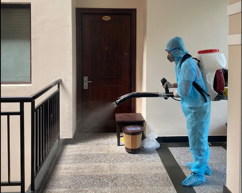 Cán bộ CDC Khánh Hòa tiến hành tiêu độc, khử trùng phòng, chống các dịch bệnh lây nhiễm qua người. (Ảnh: Phan Sáu/TTXVN)