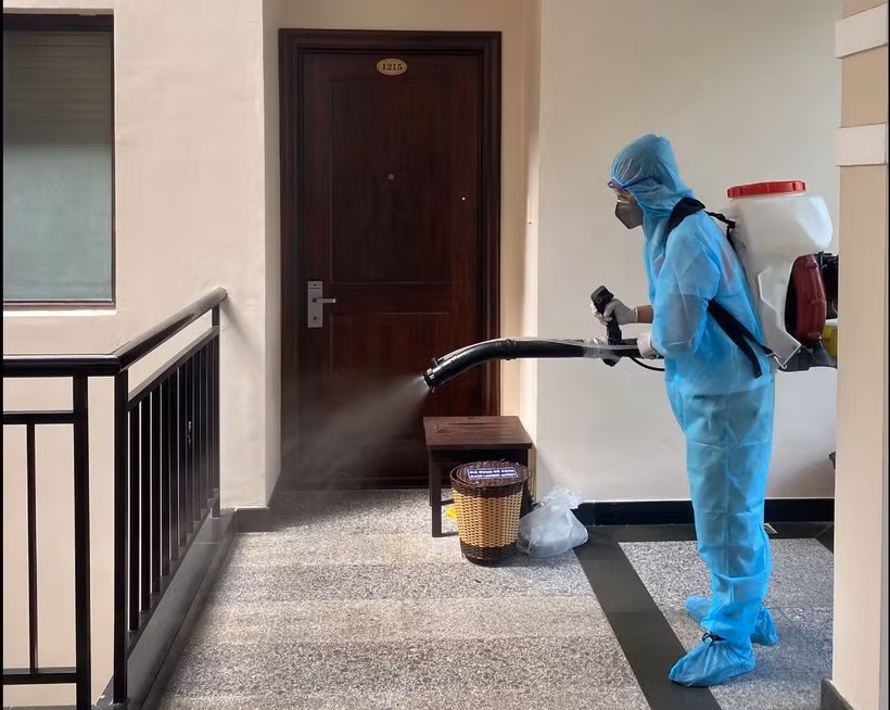 Cán bộ CDC Khánh Hòa tiến hành tiêu độc, khử trùng phòng, chống các dịch bệnh lây nhiễm qua người. (Ảnh: Phan Sáu/TTXVN)
