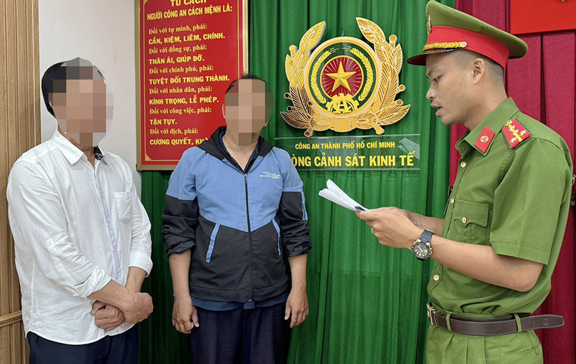 Cơ quan chức năng Công an Thành phố Hồ Chí Minh thực hiện quyết định khởi tố bị can, ra lệnh bắt tạm giam Hồ Việt Tân (trái) và Bùi Huỳnh Bá Phước (giữa). (Ảnh: TTXVN phát)