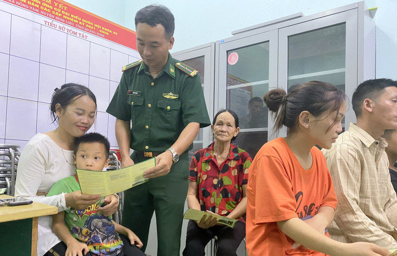 Lực lượng biên phòng huyện Bình Liêu tuyên truyền, phát tài liệu về phòng, chống mua bán người và hỗ trợ nạn nhân cho nhân dân các thôn, bản vùng sâu, vùng xa. (Ảnh: Báo Quảng Ninh)
