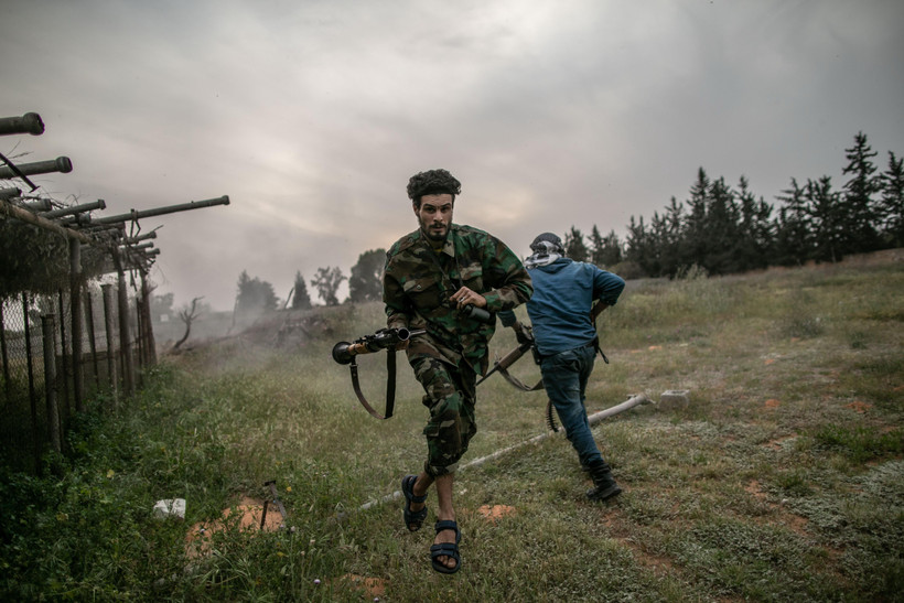 Các tay súng Chính phủ Đoàn kết Dân tộc Libya (GNA) giao tranh với quân đội miền Đông (LNA) của Tướng Khalifa Haftar tại Tripoli, Libya, hôm 2/4. (Ảnh: THX/TTXVN)