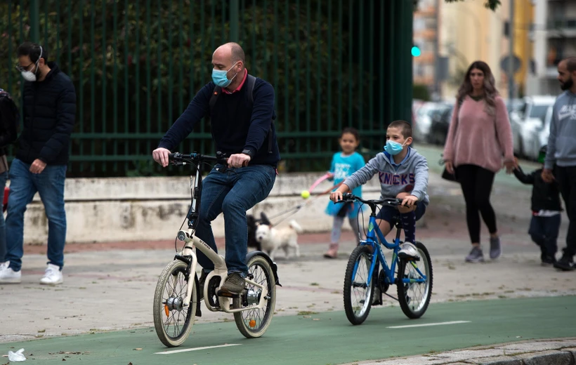 Người dân đeo khẩu trang phòng lây nhiễm COVID-19 tại Seville, Tây Ban Nha. (Ảnh: AFP/TTXVN)