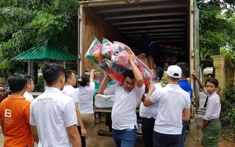 Đoàn cứu trợ Việt Nam tại bang Mon (Myanmar) chuyển hàng cứu trợ. (Ảnh: TTXVN phát)