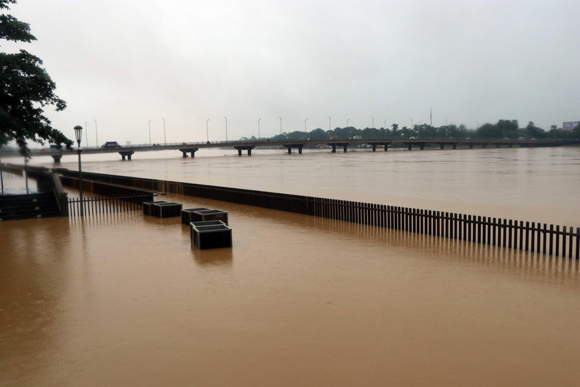 Nước lũ trên sông Hương. (Ảnh: Đỗ Trưởng/TTXVN)