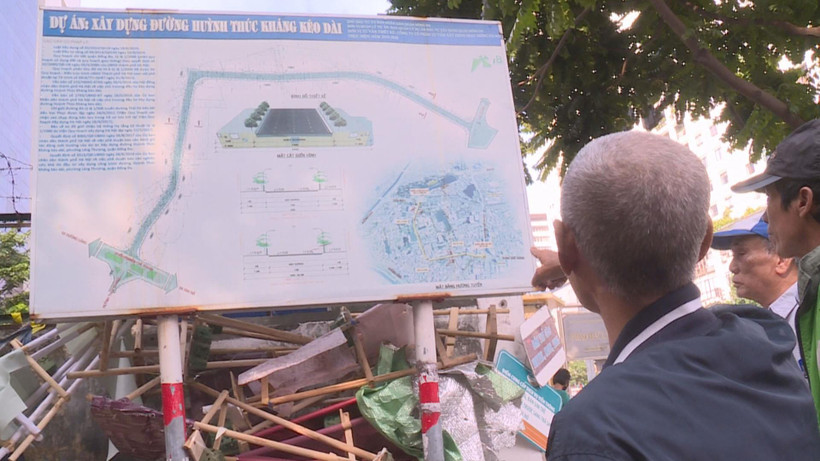 Người dân quận Đống Đa được xem công khai thông tin về kế hoạch chỉnh trang, cải tạo đường Huỳnh Thúc Kháng. (Ảnh Mạnh Khánh/TTXVN)