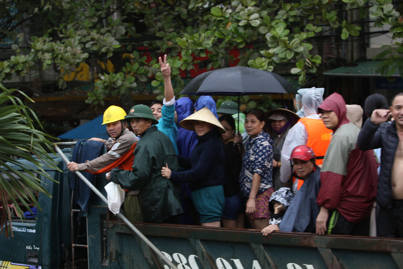 Hàng chục chủ xe đã tự nguyện mang xe đến để “trung chuyển” miễn phí người dân đi mua hàng dọc các tuyến đường như Phan Đình Phùng, Hà Huy Tập… (Ảnh: Hoàng Ngà/TTXVN)