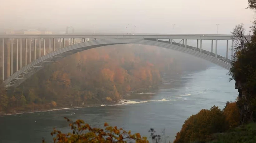 Cầu Rainbow là một trong những cửa khẩu biên giới giữa Mỹ và Canada. (Ảnh: Reuters)