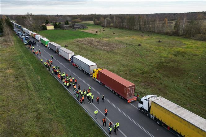 Xe tải xếp hàng dài tại cửa khẩu biên giới Ba Lan-Ukraine ở Dorohusk, Ba Lan, ngày 10/11/2023. (Ảnh: AFP/TTXVN)