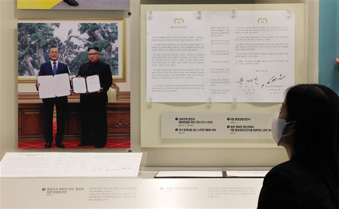 "Thỏa thuận quân sự liên Triều" được ký kết ngày 19/9/2018 giữa Tổng thống Hàn Quốc lúc bấy giờ Moon Jae-in (trái) và nhà lãnh đạo Triều Tiên Kim Jong-un. (Ảnh: Yonhap/TTXVN)