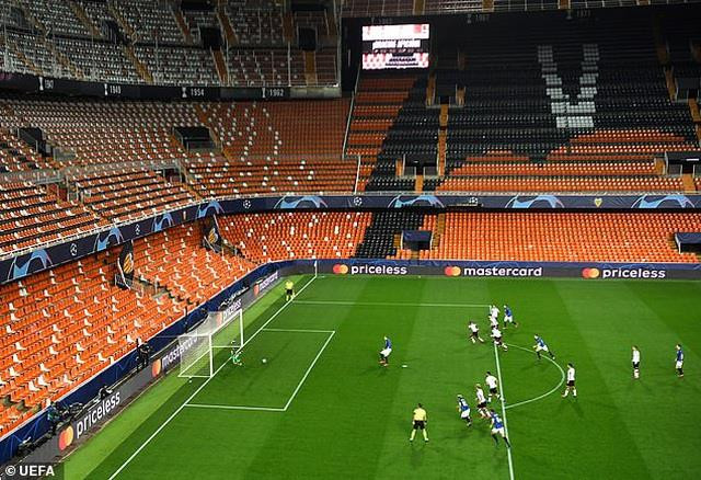 Nhiều trận đấu tại châu Âu diễn ra không khán giả. (Nguồn: Getty Images)