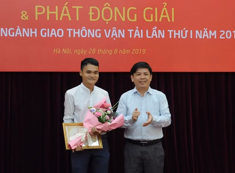 Bộ trưởng Bộ Giao thông Vận tải Nguyễn Văn Thể trao giải Nhất Giải báo chí viết về nghành giao thông vận tải trên Báo Giao thông. (Ảnh: Việt Hùng/Vietnam+)