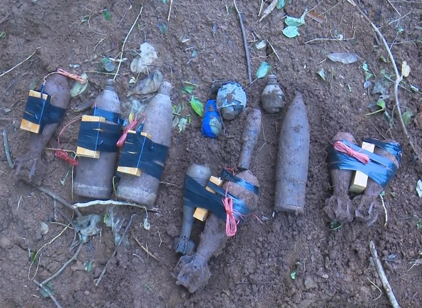 Số bom, mìn, vật liệu nổ còn sót lại sau chiến tranh ra phá được tại di tích Đồn Mộc Lỵ, thị trấn Mộc Châu, huyện Mộc Châu, tỉnh Sơn La. (Ảnh: TTXVN phát)