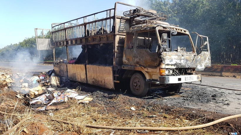 Chiếc xe tải và toàn bộ hàng hóa bị lửa thiêu rụi hoàn toàn. (Ảnh: Đậu Tất Thành/TTXVN)