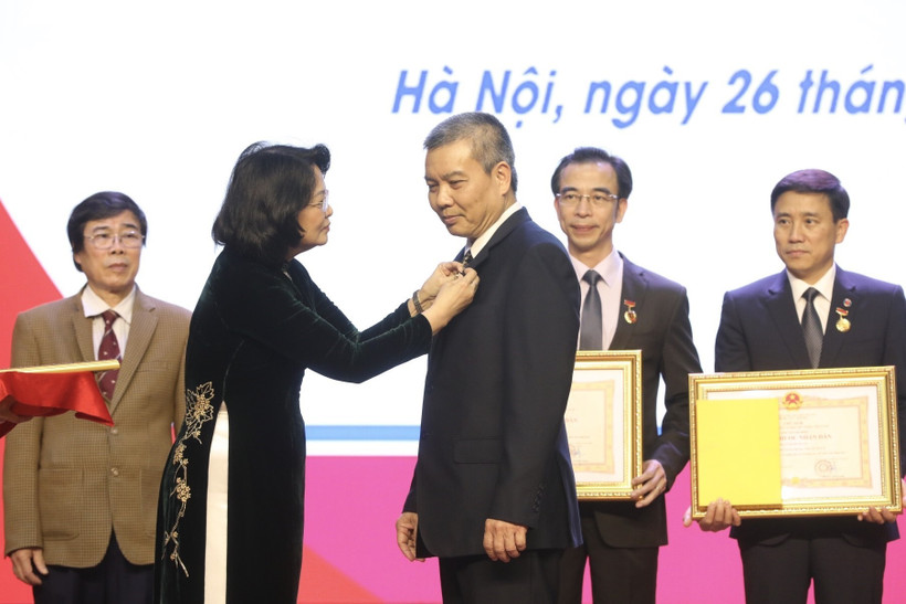 Phó Chủ tịch nước Đặng Thị Ngọc Thịnh trao Danh hiệu Thầy thuốc Nhân dân cho Phó Giáo sư, Tiến sỹ Nguyễn Hữu Ước, Giám đốc Trung tâm tim mạch và lồng ngực (Bệnh viện Hữu nghị Việt Đức), Giảng viên cao cấp, Trưởng phân môn Phẫu thuật tim mạch - lồng ngực, 