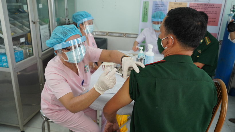 Cán bộ y tế tiến hành tiêm vaccine ngừa COVID-19 cho cán bộ Biên phòng Tây Ninh. (Ảnh: Thanh Tân/TTXVN)