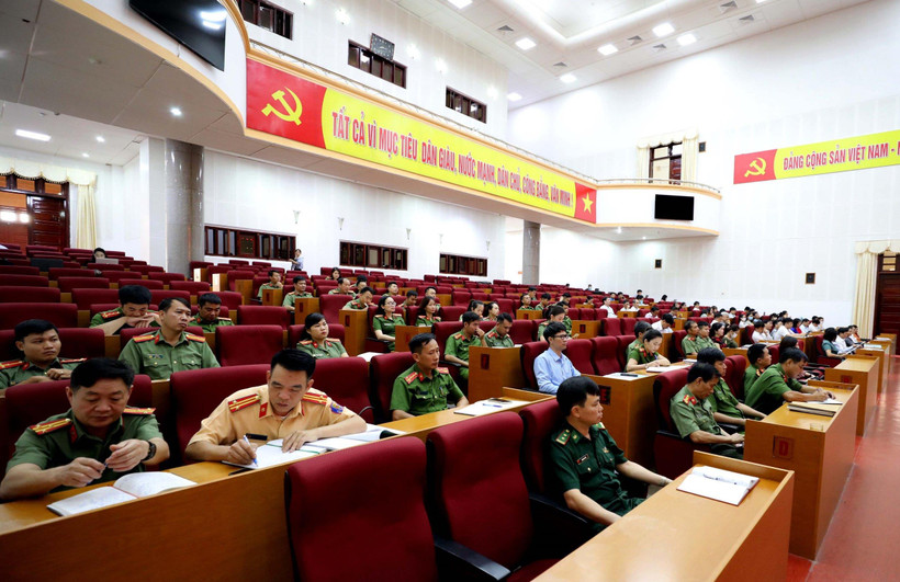 Cán bộ, chiến sĩ công an và các sở, ban, ngành tham dự hội nghị về công tác nhân quyền quy mô lớn nhất từ trước tới nay ở trên địa bàn tỉnh Lai Châu. (Ảnh: PV/Vietnam+)