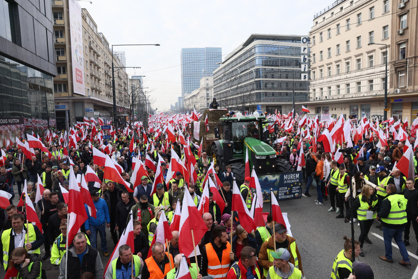 Nông dân tuần hành phản đối "Thỏa thuận xanh" của EU tại thủ đô Vacsava, Ba Lan ngày 27/2. (Ảnh: PAP/TTXVN)