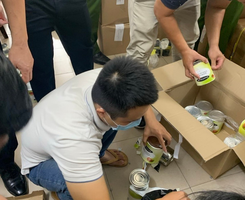 Lực lượng chức năng kiểm đếm tang vật. (Ảnh: TTXVN phát)