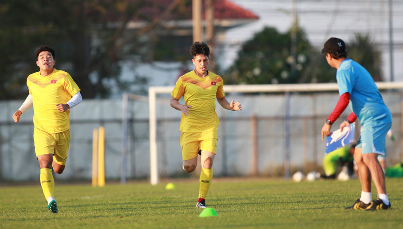 Tiền đạo Đức Chinh (trái) và hậu vệ Đình Trọng trong buổi tập tại Buriram. (Ảnh: Hoàng Linh/TTXVN)