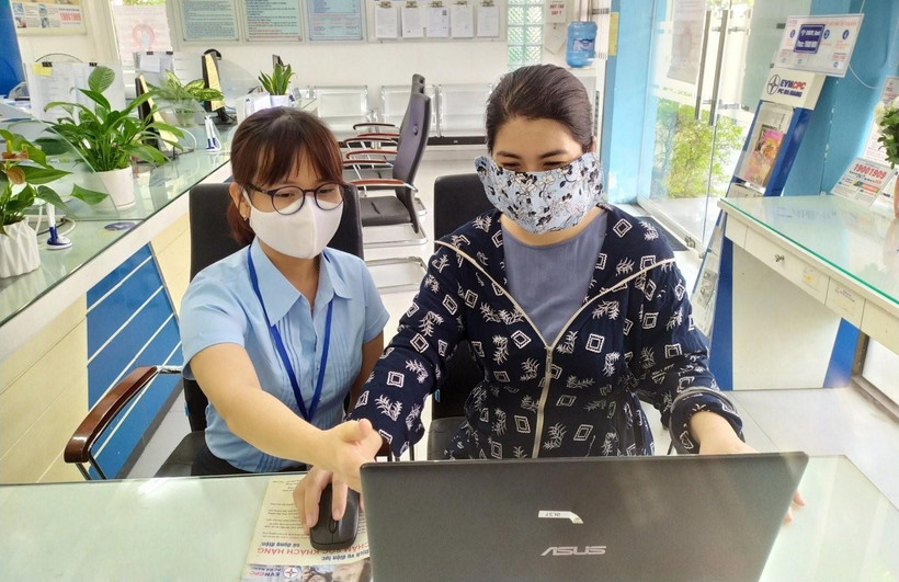 Hướng dẫn khách hàng giao dịch thanh toán tiền điện tại các chi nhánh điện lực của EVNCPC. (Ảnh: TTXVN phát)