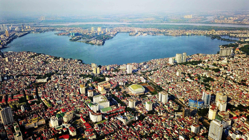 Hồ Tây (quận Tây Hồ) là hồ nước tự nhiên lớn nhất ở nội thành, diện tích chừng 500ha, nhìn từ góc độ này hồ Tây giống như lá phổi lớn mang lại bầu không khí trong sạch cho Thủ đô. (Ảnh: Thành Đạt/TTXVN)