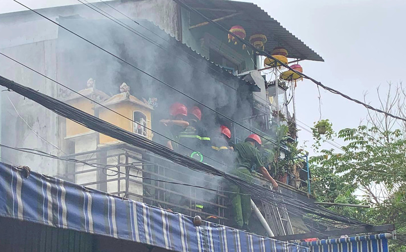 Các chiến sỹ cảnh sát phòng cháy chữa cháy tích cực dập lửa. (Ảnh: Mai Trang-TTXVN)