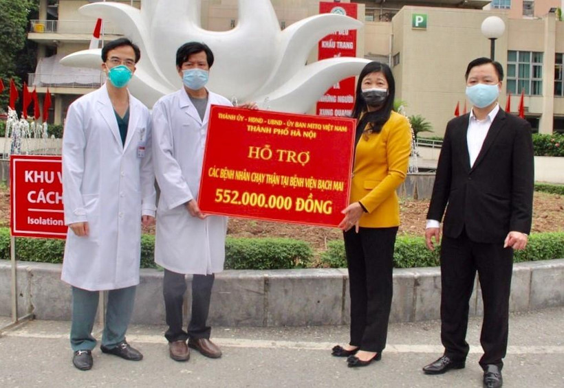 Chủ tịch Ủy ban Mặt trận Tổ quốc Việt Nam thành phố Hà Nội Nguyễn Lan Hương tặng quà cho Bệnh viện Bạch Mai. (Ảnh: Nguyễn Thắng/TTXVN)