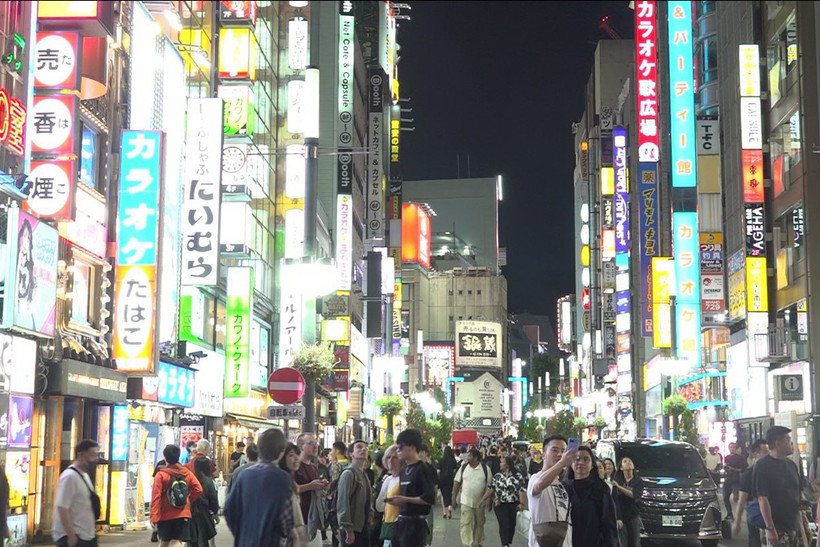 Một khu phố giải trí về đêm nhộn nhịp tại Tokyo. (Ảnh: Xuân Giao/TTXVN)