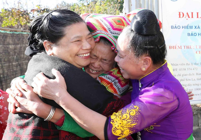 Ủy viên Bộ Chính trị, Phó Chủ tịch Thường trực Quốc hội Tòng Thị Phóng với nhân dân bản Phứa Cón. (Ảnh: Phương Hoa/TTXVN)