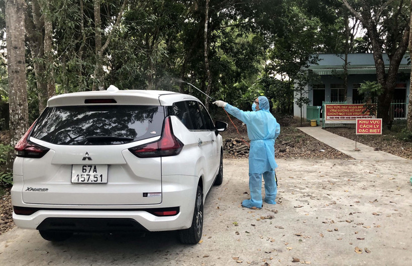 Khử khuẩn xe do tài xế M.T.T chở khách về Sóc Trăng. (Ảnh: TTXVN phát)