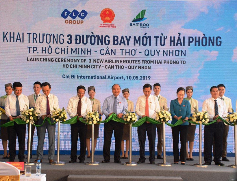 Thủ tướng Chính phủ Nguyễn Xuân Phúc cắt băng khai trương 3 đường bay từ Hải Phòng đi Quy Nhơn, Thành phố Hồ Chí Minh, Cần Thơ . (Ảnh: Việt Hùng/Vietnam+)