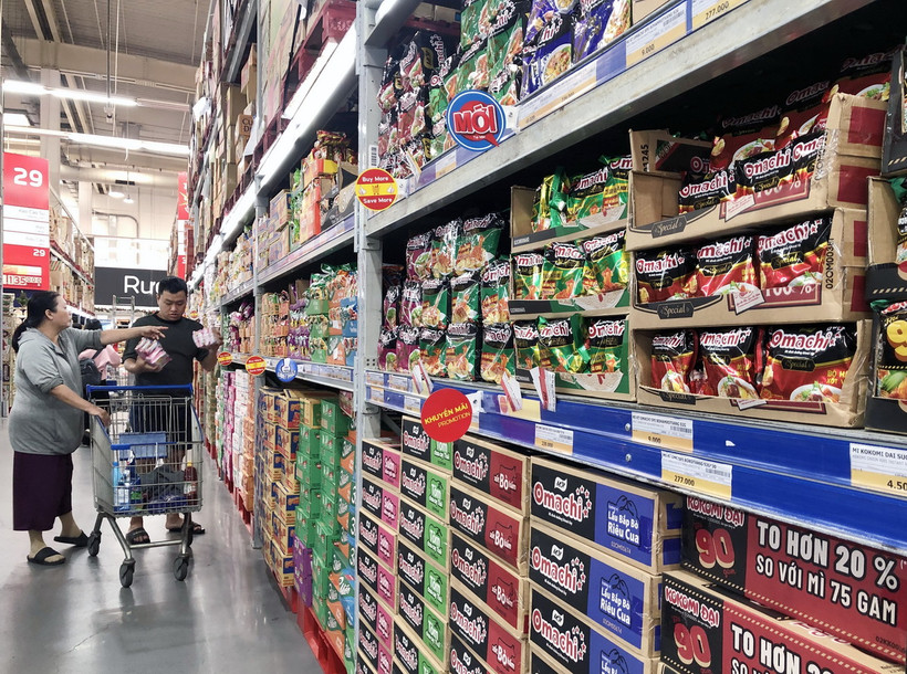 Nhóm hàng thực phẩm chế biến đa dạng mẫu mã tại kênh bán lẻ Thành phố Hồ Chí Minh. (Ảnh: Mỹ Phương/ TTXVN)