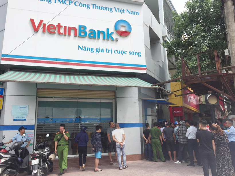  Cây ATM của ViettinBank tại phường Hưng Dũng, thành phố Vinh bị nhóm người Trung Quốc cài đặt các thiết bị điện tử để làm thẻ giả rút tiền của khách hàng. (Ảnh: Nguyễn Oanh/TTXVN)